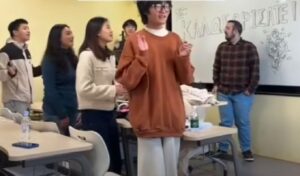 Chinese students sing Greek song in perfect Greek at Beijing university
