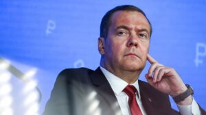 Medvedev’s vicious attack on Zelensky: “Death surrounds him”