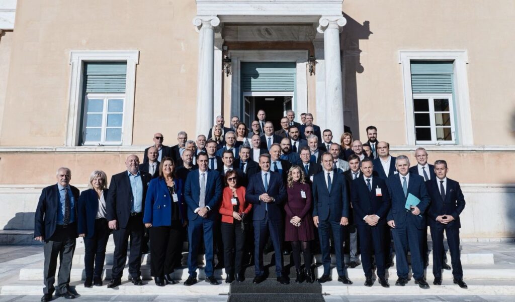 Kyriakos Mitsotakis hosts new local party presidents at Parliament