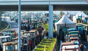 Greek farmer blockades cause Christmas travel chaos on highways