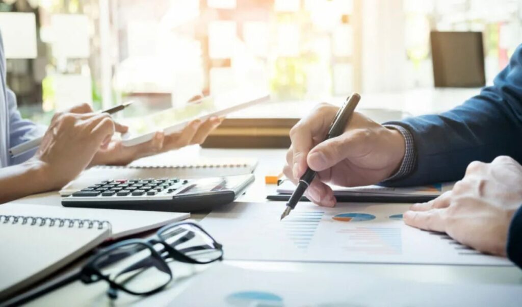 How to pay less taxes before the end of 2025