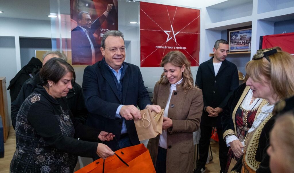 Socrates Famellos receives New Year carols from Pontic cultural group