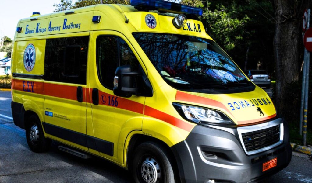 Serious traffic accident in Agrinio: Delivery driver injured in collision