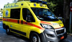 Serious traffic accident in Agrinio: Delivery driver injured in collision