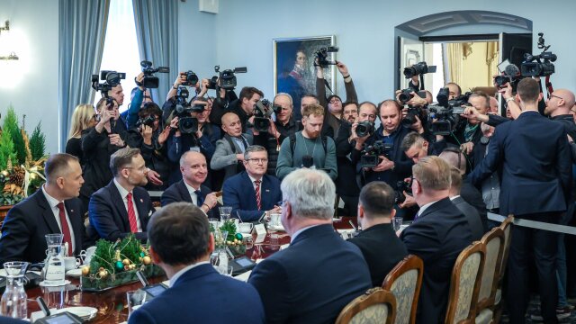 Ukraine ceasefire talks intensify as Russian envoy heads to Miami