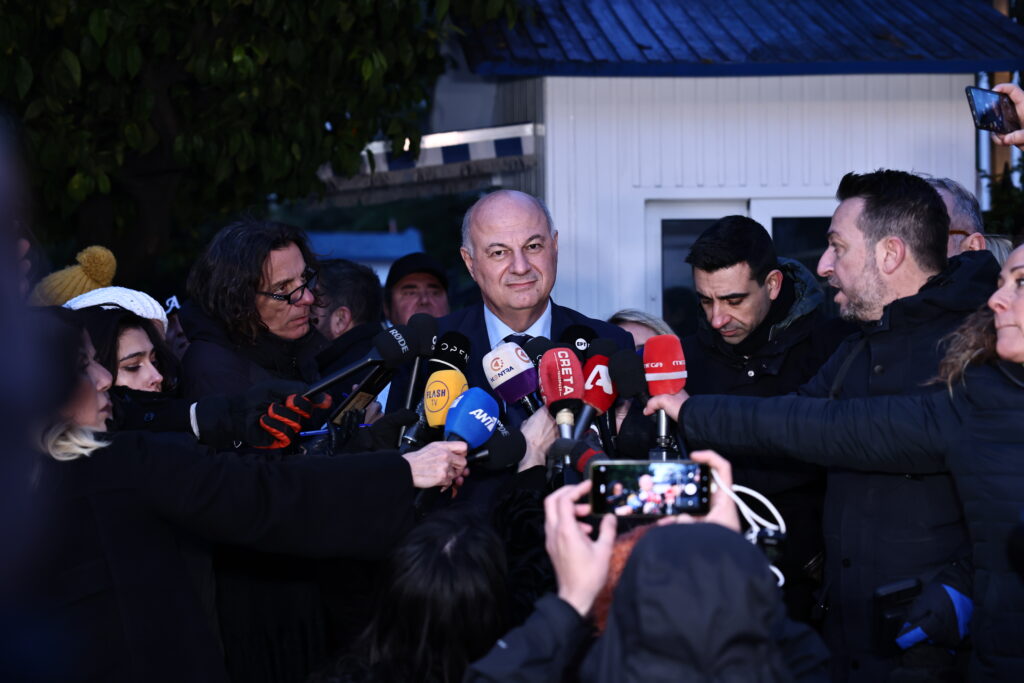Greek farmers meet PM: “Productive talks” vs “Protests continue”