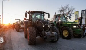 Greek farmers block highways: Athens-Lamia route closed, open protests continue