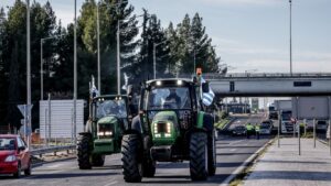 Greek farmers agree to meet with PM Mitsotakis after nationwide committee vote