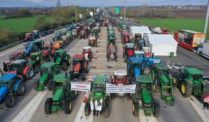 Greek farmers ease road blockades ahead of Mitsotakis meeting