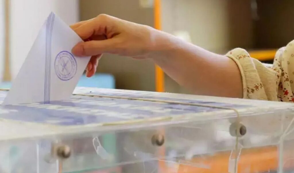 Mitsotakis unveils postal voting plan for diaspora Greeks