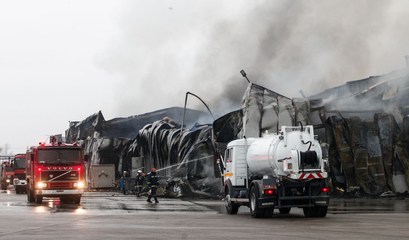 fotia-se-ergostasio-tis-violada-sta-trikala-pos-sothikan-zoes-hari-stin-kopi-tis-pitas-tha-vriskodan-30-ergazomenoi-mesa-video__8_