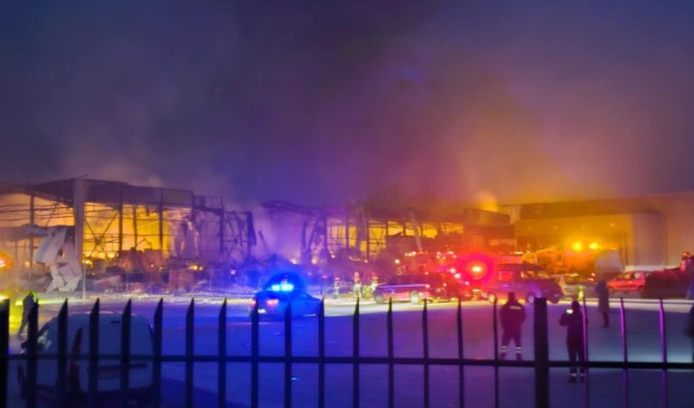 fotia-sto-ergostasio-tis-violada-sta-trikala-eglovismenes-kato-apo-tmima-tou-ktiriou-pou-katerreuse-fainetai-na-einai-oi-agnooumenes-pede-ergazomenoi-ki-enas-purosvestis-sto-nosokomeio-eikones-video__14_