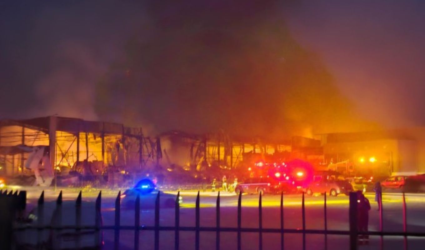 fotia-sto-ergostasio-tis-violada-sta-trikala-eglovismenes-kato-apo-tmima-tou-ktiriou-pou-katerreuse-fainetai-na-einai-oi-agnooumenes-pede-ergazomenoi-ki-enas-purosvestis-sto-nosokomeio-eikones-video__15_