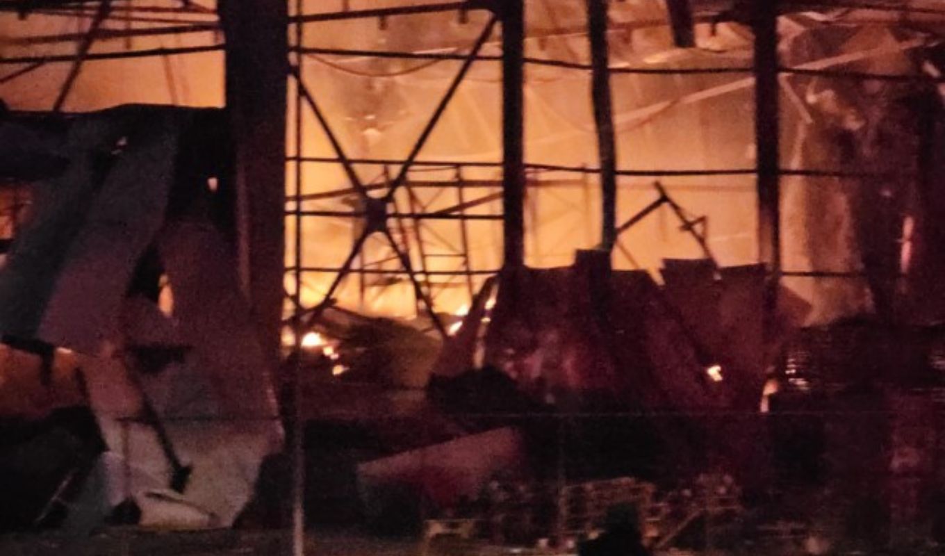 fotia-sto-ergostasio-tis-violada-sta-trikala-eglovismenes-kato-apo-tmima-tou-ktiriou-pou-katerreuse-fainetai-na-einai-oi-agnooumenes-pede-ergazomenoi-ki-enas-purosvestis-sto-nosokomeio-eikones-video__16_