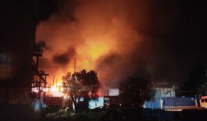 Major fire destroys plastics factory in Menidi, Greece – Emergency alert issued