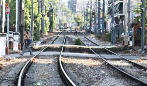 Athens: Drunk driver blocks train tracks for 300 meters