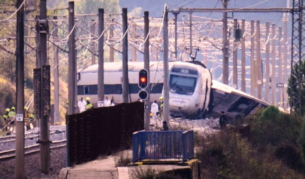 Spain train crash: Broken rail connector caused derailment