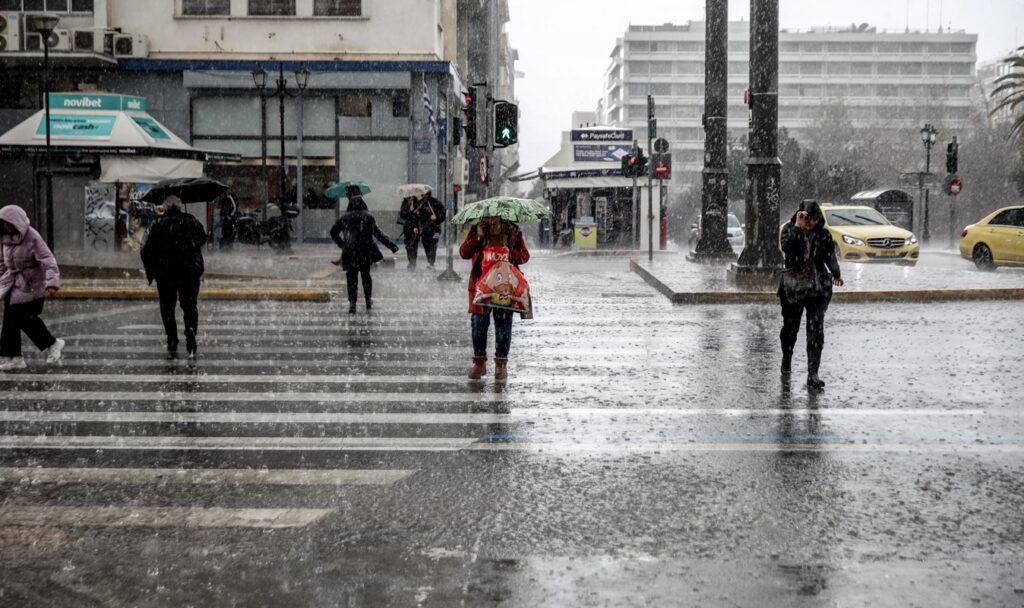Red alert weather warning: Heavy rain, storms and 9 Beaufort winds hit Greece