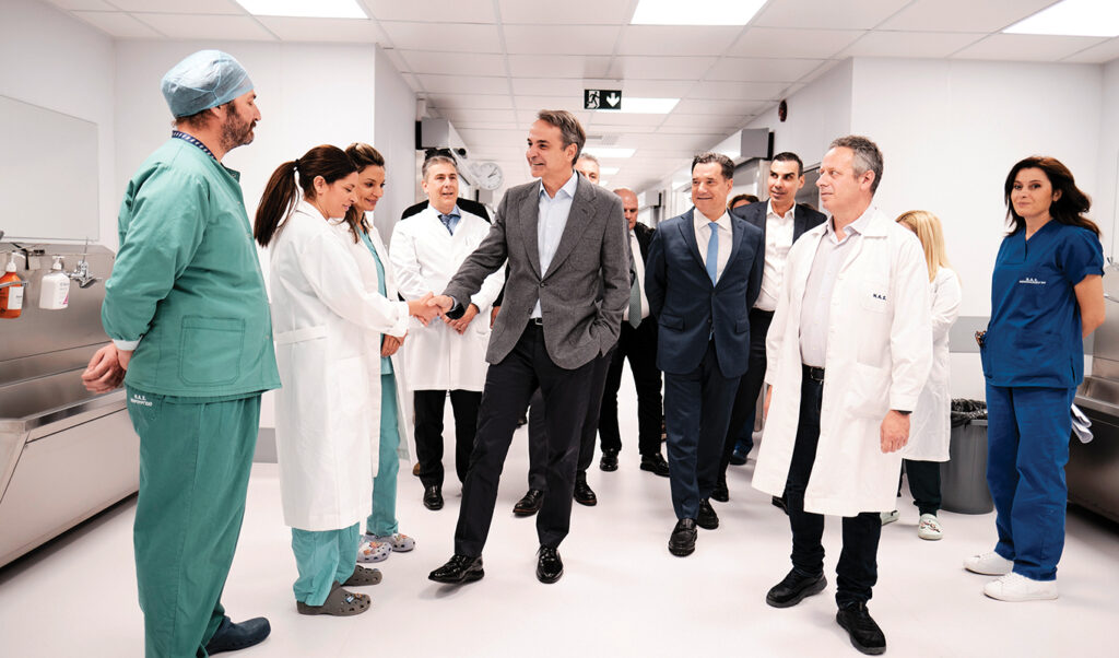 Mitsotakis visits Athens cancer hospital: No waiting lists