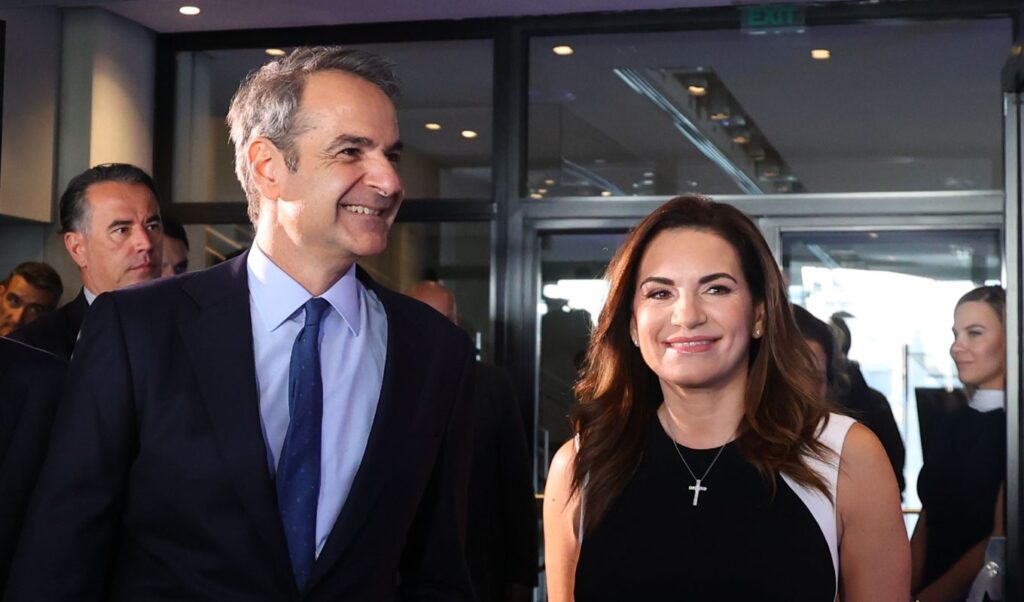 Mitsotakis meets with tourism minister after cabinet session