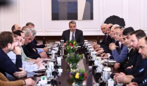 Mitsotakis after farmer meeting: End to diesel tax, cheapest EU electricity rates