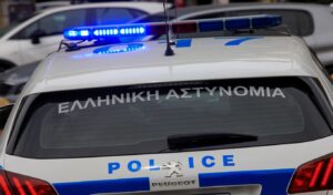 Thriller in Pyrgos: Man stabs wife in neck, threatens suicide