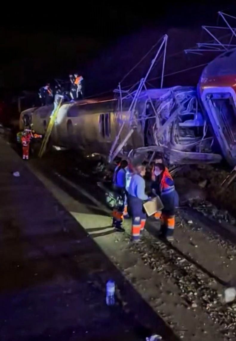 Train collision in Spain: Railway traffic suspended across the entire high-speed network - Risk that the death toll could become higher (Images & Video)