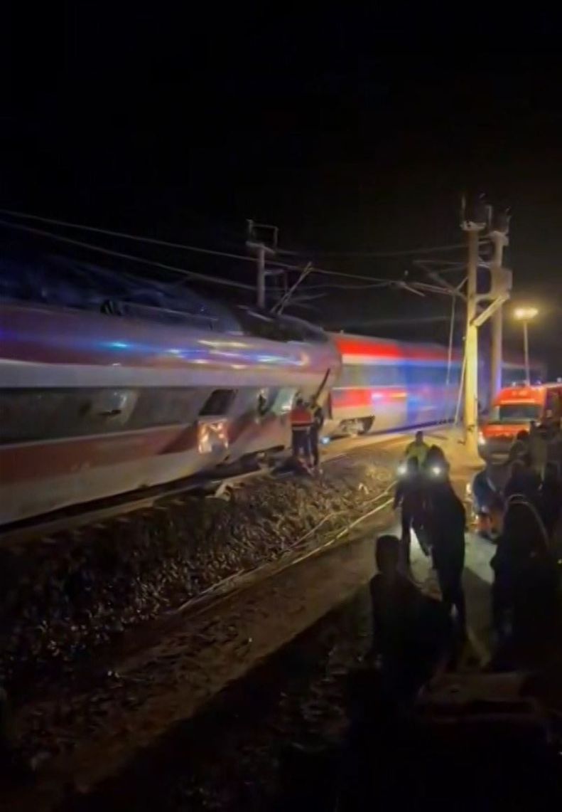 Train collision in Spain: Railway traffic suspended across the entire high-speed network - Risk that the death toll could become higher (Images & Video)