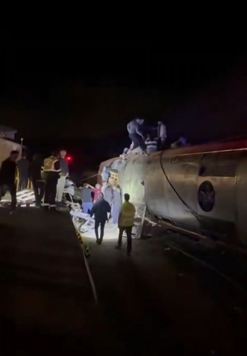 Train collision in Spain: Railway traffic suspended across the entire high-speed network - Risk that the death toll could become higher (Images & Video)