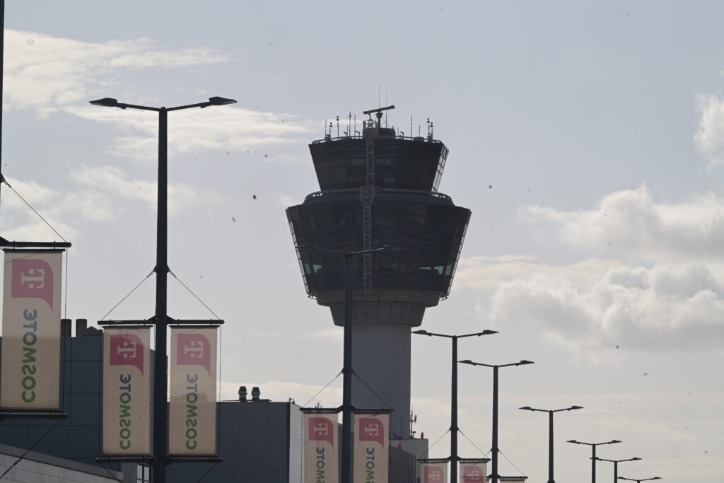 Tragic accident at Athens airport: 67-year-old woman dies after falling from mobility lift