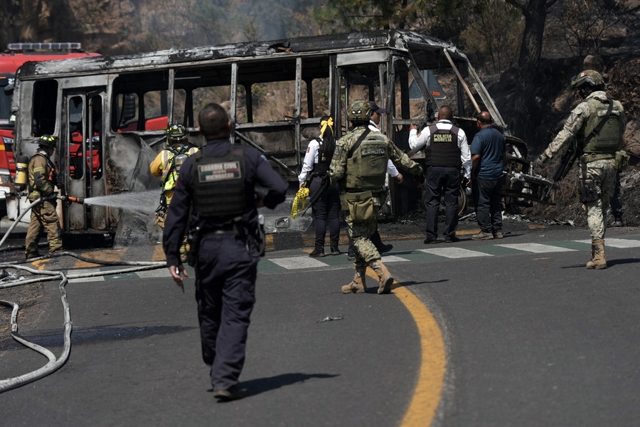 Mexico in chaos: tourists flee fires after cartel boss death