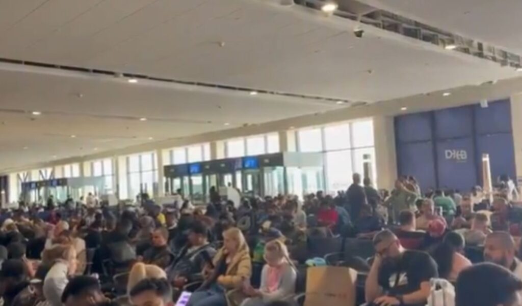 25 Greeks trapped at Dubai airport amid US-Israel strikes on Iran