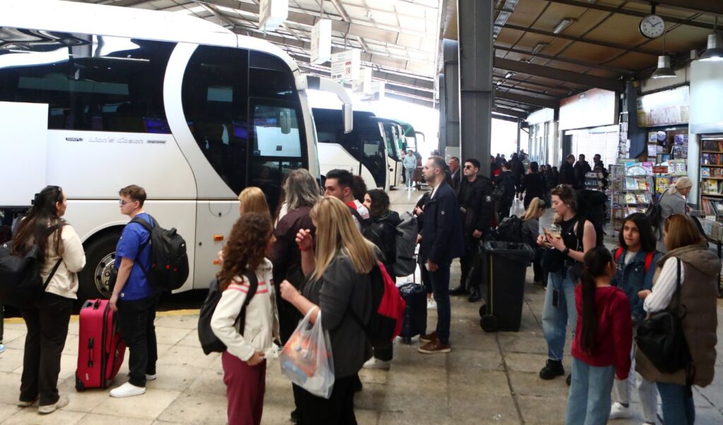 Clean Monday exodus begins: 100% bus occupancy to Patras for holiday