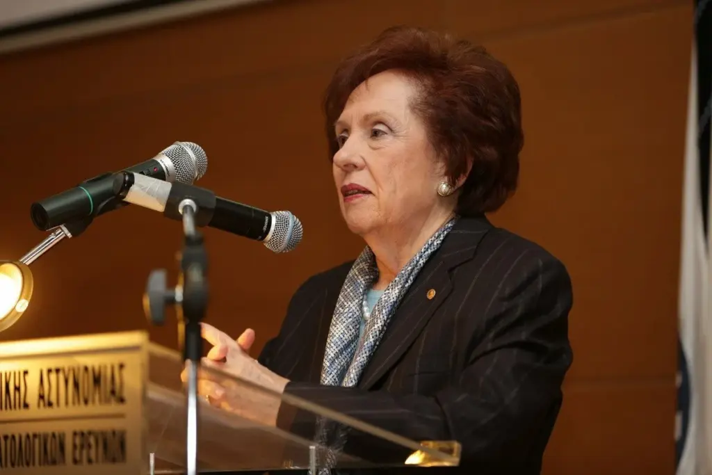 Anna Benaki-Psarouda dies at 92, first woman Parliament speaker