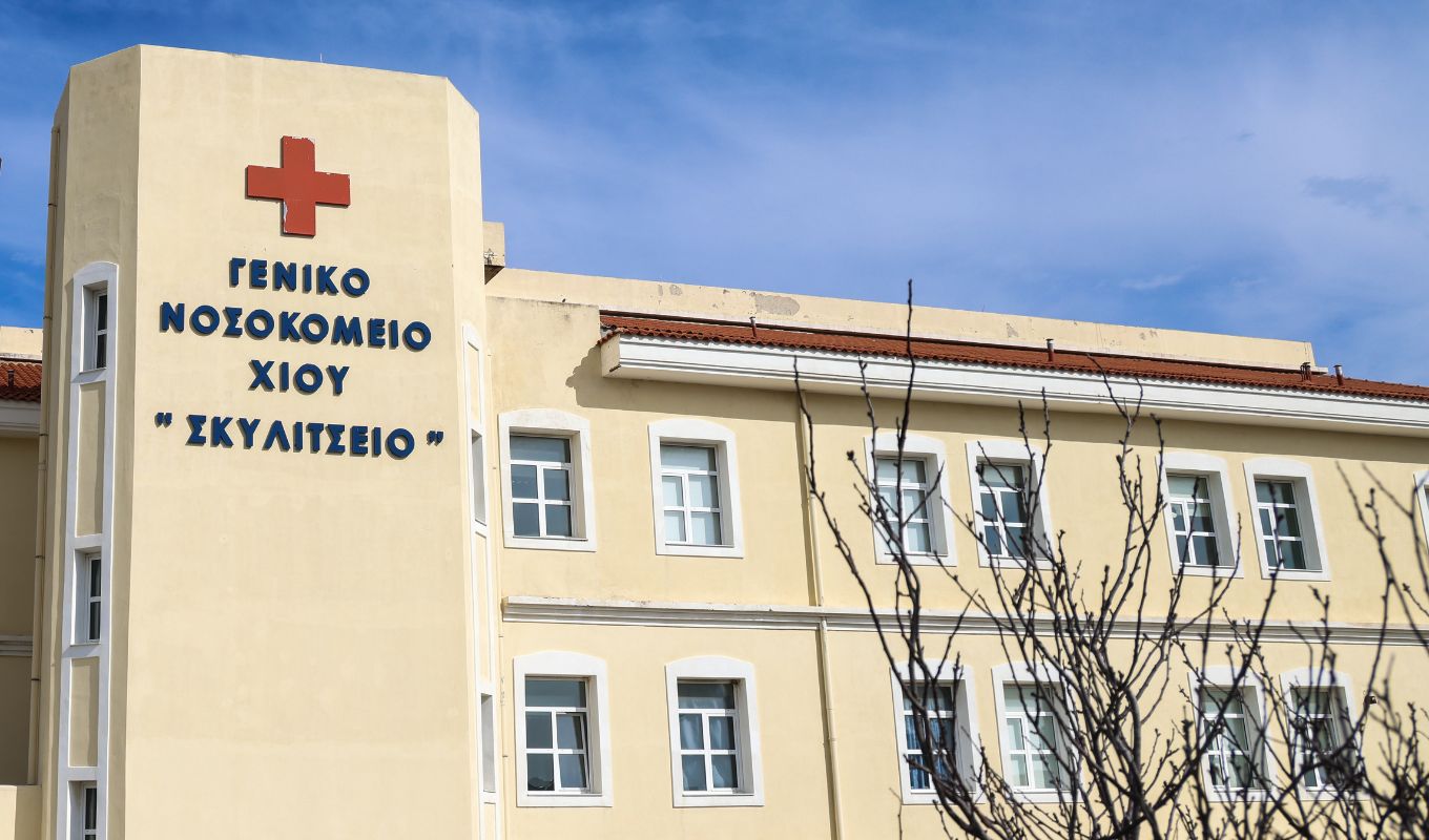 tragodia-sti-hio-sunehizodai-gia-deutero-24oro-oi-ereunes-suglonizoun-oi-marturies-polla-ptomata-mesa-se-ena-skafos-paramorfomena-prosopa-eikones-video__3_