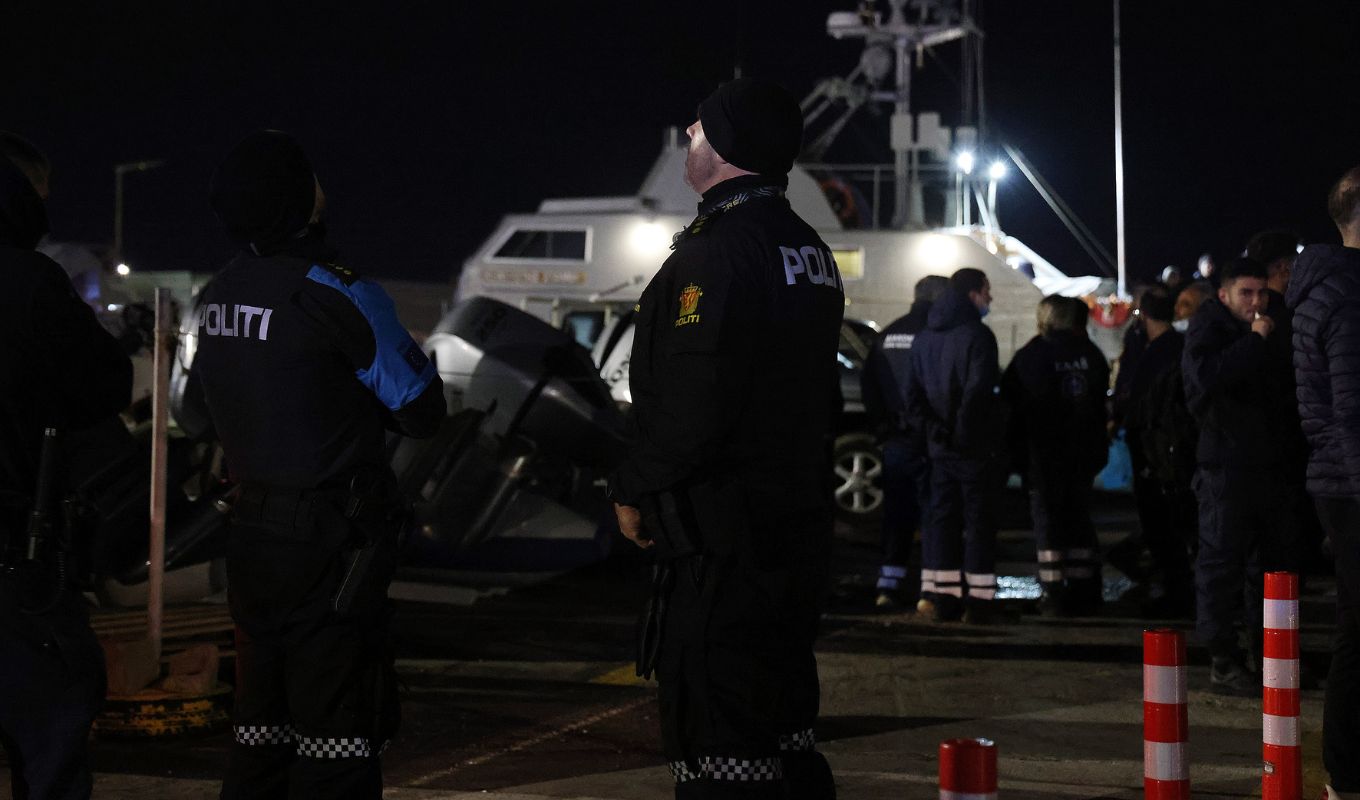 tragodia-sti-hio-sunehizodai-gia-deutero-24oro-oi-ereunes-suglonizoun-oi-marturies-polla-ptomata-mesa-se-ena-skafos-paramorfomena-prosopa-eikones-video__4_