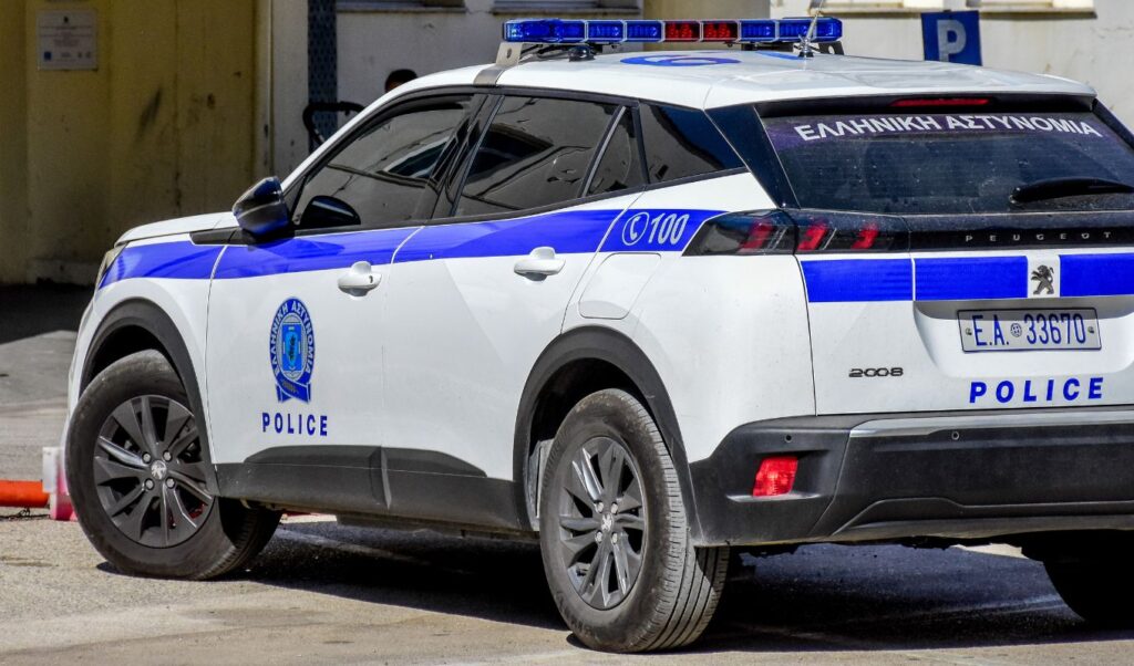 Athens: Mentally ill man injures police officer with axe and escapes