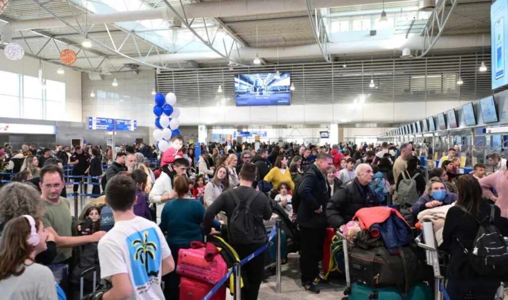 778 Greeks return home with two repatriation flights from Dubai and Doha