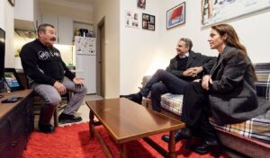 Mitsotakis visits social housing beneficiary in Thessaloniki: “Everyone deserves a second chance” (Photos & Video)