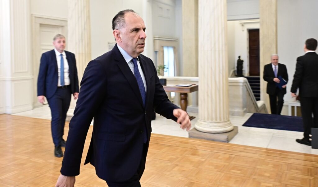 Greek foreign minister seeks to lift Iranian tanker ban at Strait of Hormuz