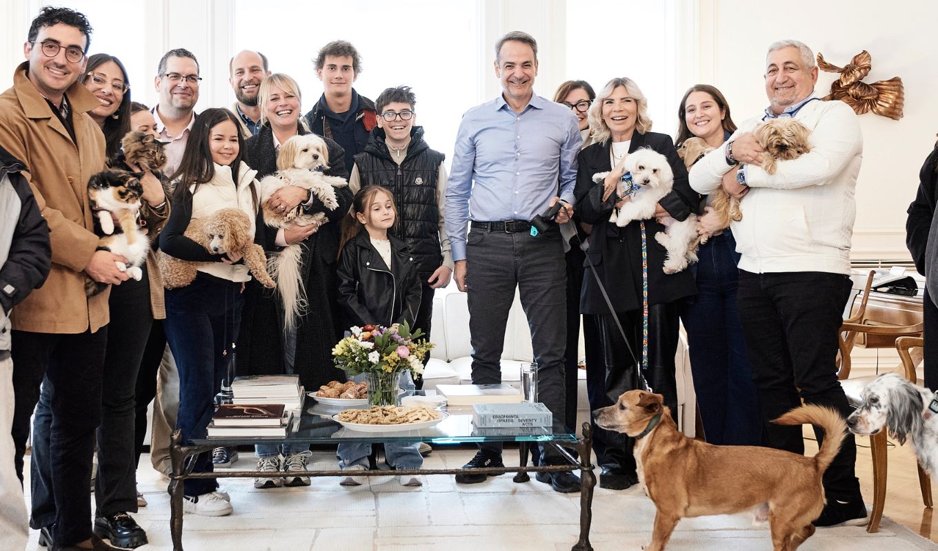 kuriakos-mitsotakis-upodehthike-sto-megaro-maximou-ellines-polites-pou-epanapatristikan-apo-ti-mesi-anatoli-mazi-me-ta-zoa-sudrofias-tous-den-tha-borouse-kaneis-na-ta-afisei-piso-eikones__11_