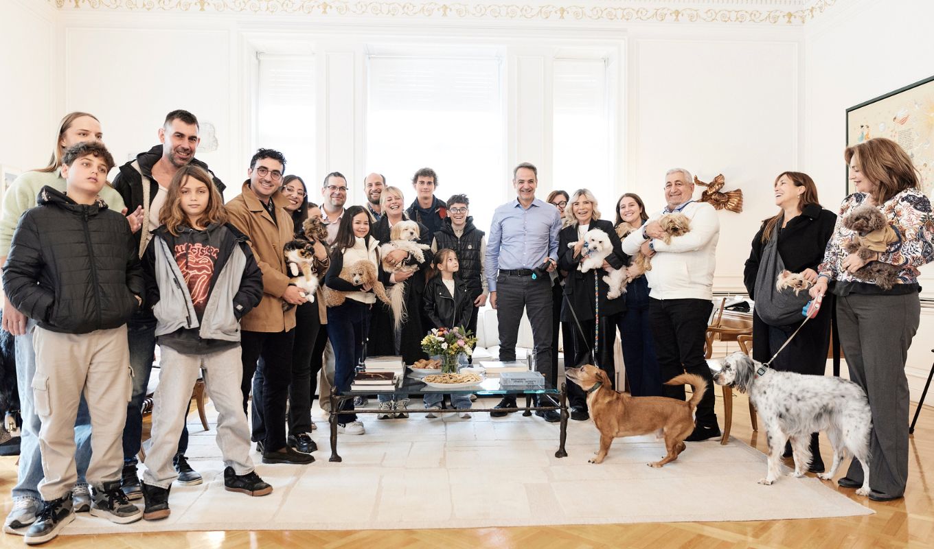 kuriakos-mitsotakis-upodehthike-sto-megaro-maximou-ellines-polites-pou-epanapatristikan-apo-ti-mesi-anatoli-mazi-me-ta-zoa-sudrofias-tous-den-tha-borouse-kaneis-na-ta-afisei-piso-eikones__13_