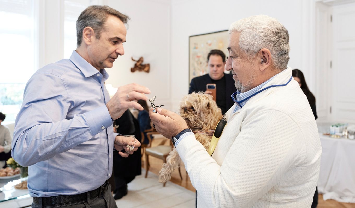 kuriakos-mitsotakis-upodehthike-sto-megaro-maximou-ellines-polites-pou-epanapatristikan-apo-ti-mesi-anatoli-mazi-me-ta-zoa-sudrofias-tous-den-tha-borouse-kaneis-na-ta-afisei-piso-eikones__14_