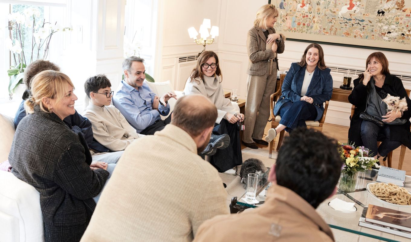 kuriakos-mitsotakis-upodehthike-sto-megaro-maximou-ellines-polites-pou-epanapatristikan-apo-ti-mesi-anatoli-mazi-me-ta-zoa-sudrofias-tous-den-tha-borouse-kaneis-na-ta-afisei-piso-eikones__15_