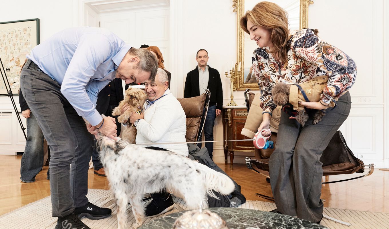 kuriakos-mitsotakis-upodehthike-sto-megaro-maximou-ellines-polites-pou-epanapatristikan-apo-ti-mesi-anatoli-mazi-me-ta-zoa-sudrofias-tous-den-tha-borouse-kaneis-na-ta-afisei-piso-eikones__16_