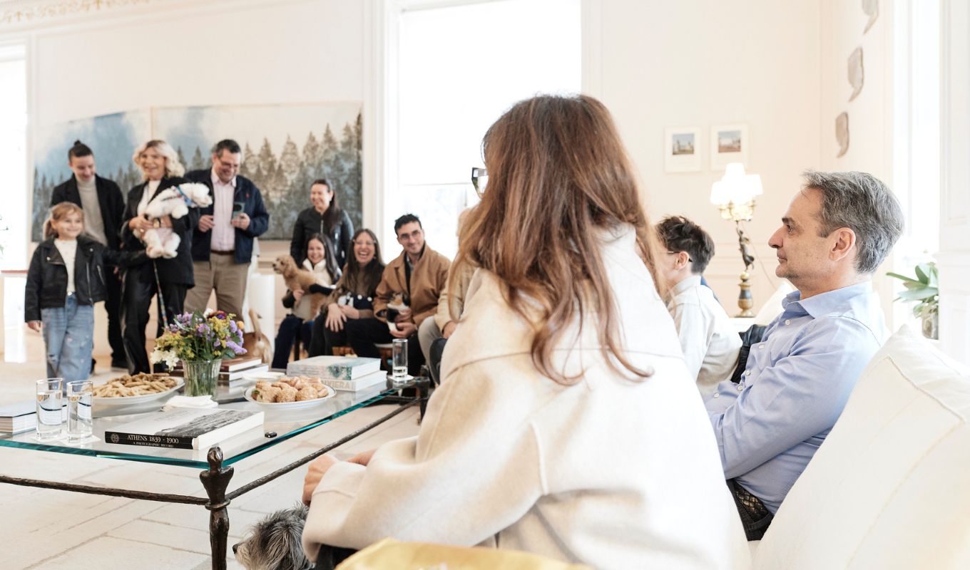 kuriakos-mitsotakis-upodehthike-sto-megaro-maximou-ellines-polites-pou-epanapatristikan-apo-ti-mesi-anatoli-mazi-me-ta-zoa-sudrofias-tous-den-tha-borouse-kaneis-na-ta-afisei-piso-eikones__17_