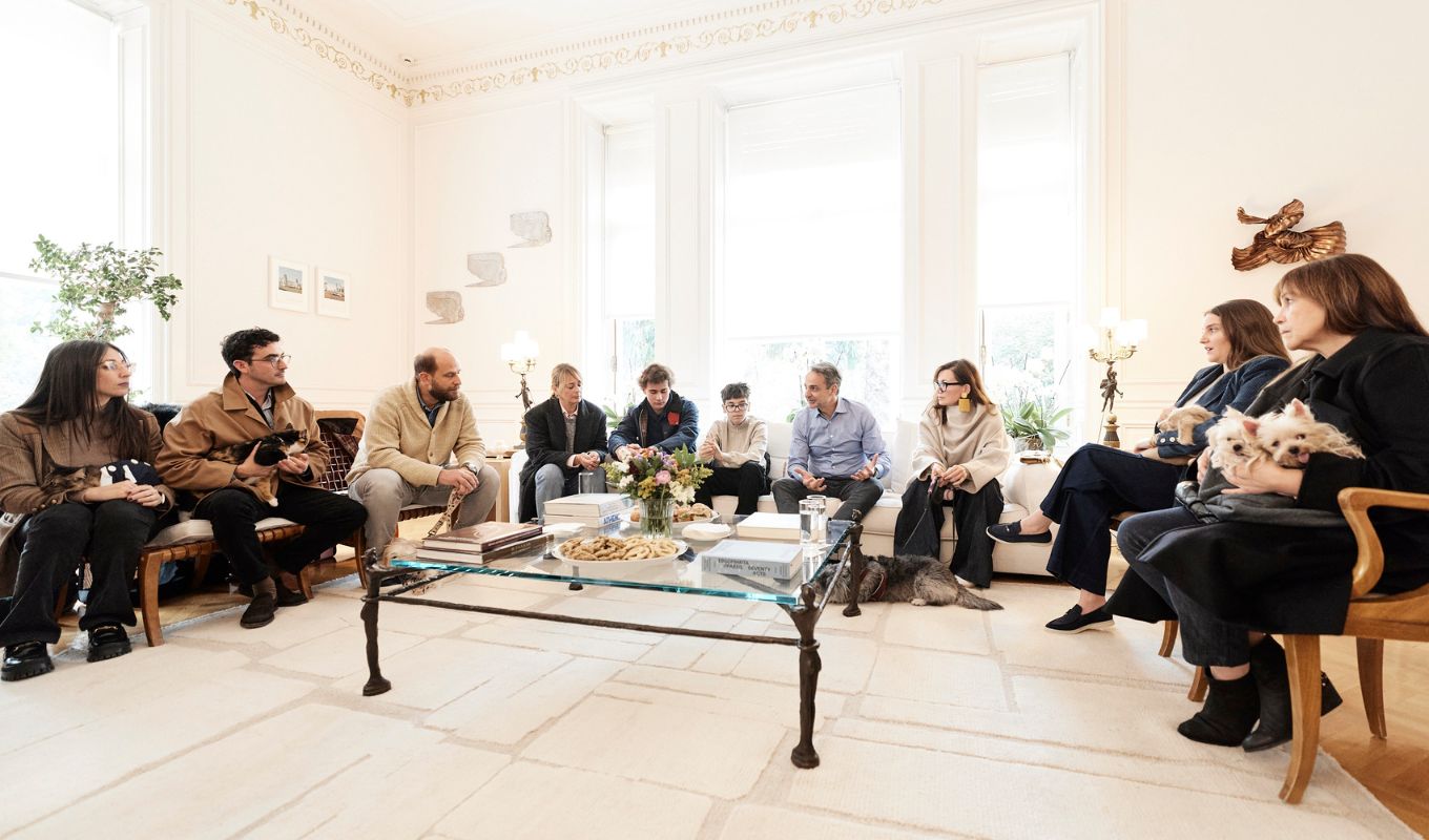 kuriakos-mitsotakis-upodehthike-sto-megaro-maximou-ellines-polites-pou-epanapatristikan-apo-ti-mesi-anatoli-mazi-me-ta-zoa-sudrofias-tous-den-tha-borouse-kaneis-na-ta-afisei-piso-eikones__18_