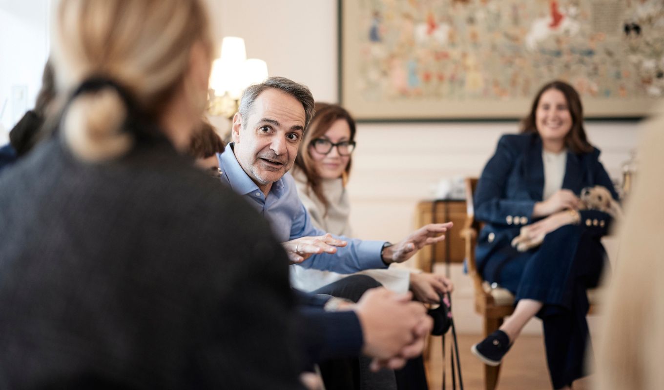 kuriakos-mitsotakis-upodehthike-sto-megaro-maximou-ellines-polites-pou-epanapatristikan-apo-ti-mesi-anatoli-mazi-me-ta-zoa-sudrofias-tous-den-tha-borouse-kaneis-na-ta-afisei-piso-eikones__19_