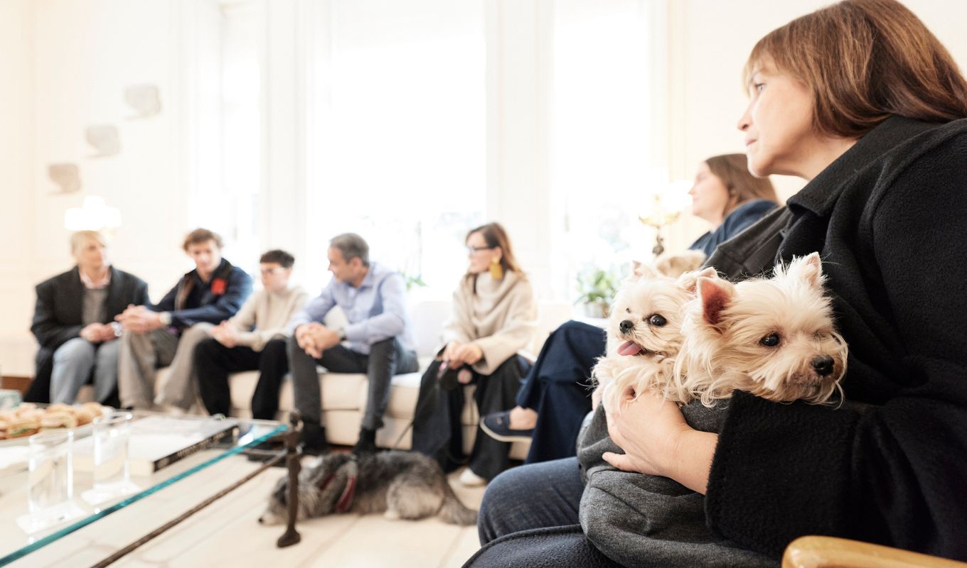 kuriakos-mitsotakis-upodehthike-sto-megaro-maximou-ellines-polites-pou-epanapatristikan-apo-ti-mesi-anatoli-mazi-me-ta-zoa-sudrofias-tous-den-tha-borouse-kaneis-na-ta-afisei-piso-eikones__20_