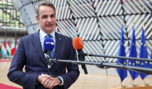 Mitsotakis brings energy price cap plan to EU summit amid Iran crisis
